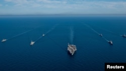 지난달 29일 한국 동해안에서 열린 미한 해군합동훈련에서 미 핵항모 로널드 레이건 호 등 양국 해군함들이 기동하고 있다.