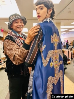 Ananta Kanapi (bertopi) bersama seorang model di kota New York.