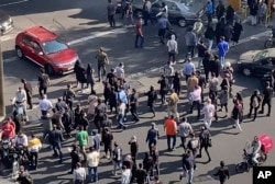 Warga memblokir persimpangan sebagai bagian dari protes, 40 hari setelah kematian Mahsa Amini, 22 tahun, dalam tahanan. (Foto: AP)