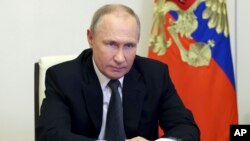 Presiden Rusia Vladimir Putin memimpin rapat Dewan Keamanan melalui konferensi video di kediaman Novo-Ogaryovo di luar Moskow, Rusia, Rabu, 19 Oktober 2022.(Sergei Ilyin, Sputnik, Kremlin Pool Foto via AP)