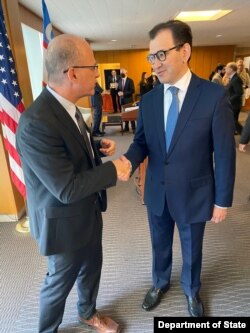 AQShning O'zbekistonga elchisi Jonatan Henik O'zbekistonning AQShdagi elchisi Javlon Vahobov bilan, Davlat departamenti, Vashington, 14-oktabr, 2022