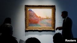 Lukisan karya Claude Monet, yang merupakan bagian dari seri karya bertema Haystacks (tumpukan jerami) 'Les Meules' ditampilkan di rumah lelang Sotheby's di New York, pada 3 Mei 2019. (Foto: Reuters/Lucas Jackson)