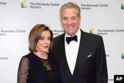 Ketua DPR Nancy Pelosi dan suaminya, Paul Pelosi, di Departemen Luar Negeri Kennedy Center, 7 Desember 2019, di Washington. (Foto: AP)