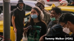 Chalini Thongyot reports during an anti-government protest in Bangkok, Thailand, Oct. 1, 2022. (Tommy Walker/VOA)