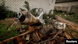 Ruski projektil u bašti kuće poslije raketnog napada na Kramatorsk u regionu Donjecka, 4. oktobra 2022. 