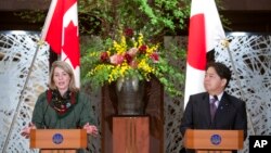 11일 도쿄를 방문한 멜라니 졸리 캐나다 외무장관(왼쪽)과 하야시 요시마사 일본 외무상이 회담에 이어 공동 기자회견을 했다.