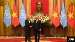 ប្រធានាធិបតី​វៀតណាម​លោក Nguyen Xuan Phuc (ស្តាំ) ចាប់​ដៃ​ជាមួយ​​អគ្គលេខាធិការ​អង្គការសហប្រជាជាតិ​លោក Antonio Guterres ក្នុង​អំឡុង​ជំនួប​នៅ​វិមាន​ប្រធានាធិបតី​នៅ​ទី​ក្រុង​ហាណូយ កាល​ពី​ថ្ងៃ​ទី​២១ ខែ​តុលា ឆ្នាំ​២០២២។ 