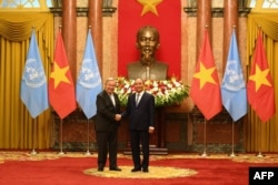 Presiden Vietnam Nguyen Xuan Phuc (kanan) dan Sekretaris Jenderal Perserikatan Bangsa-Bangsa Antonio Guterres berjabat tangan selama pertemuan di Istana Kepresidenan di Hanoi pada 21 Oktober 2022. (Foto: AFP/ Nhac NGUYEN)
