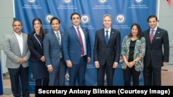 토니 블링컨(오른쪽 세번째) 미 국무장관과 빌리왈 부토 자와디리(네번째) 파키스탄 외무장관 일행이 26일 워싱턴에서 열린 양국 수교 75주년 행사에서 기념촬영하고 있다.