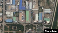 지난 7월 고화질 위성사진에 촬영된 한국 제씨콤 공장 부지. 버스 8대가 서 있는 모습(원 안)이 뚜렷이 보인다. 자료=Planet Labs