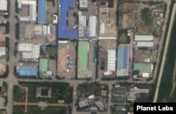 지난해 7월 고화질 위성사진에 촬영된 한국 제씨콤 공장 부지. 버스 8대가 서 있는 모습(원 안)이 뚜렷이 보인다. 자료=Planet Labs