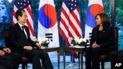 នាយករដ្ឋមន្ត្រី​កូរ៉េខាងត្បូង​លោក Han Duck-soo (ឆ្វេង)​ ស្តាប់​​ប្រសាសន៍​របស់​អនុ​ប្រធានាធិបតី​សហរដ្ឋ​អាមេរិក​អ្នកស្រី Kamala Harris ក្នុង​អំឡុង​ជំនួប​​ទ្វេភាគី​មួយ​នៅ​ទី​ក្រុង​តូក្យូ​ប្រទេស​ជប៉ុន កាល​ពី​ថ្ងៃ​ទី​២៧ ខែ​កញ្ញា ឆ្នាំ​២០២២។