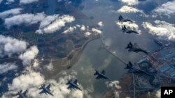 4일 북한의 중거리탄도미사일 발사에 대응해 한국 공군 F-15K 전투기와 미 공군 F-16 전투기가 연합편대비행을 했다.