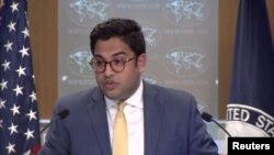 베단트 파텔 국무부 수석부대변인이 18일 워싱턴 국무부청사에서 정례브리핑을 하고 있다.