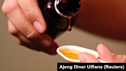 Obat batuk sirop,19 Oktober 2022. (Foto: REUTERS/Ajeng Dinar Ulfiana)