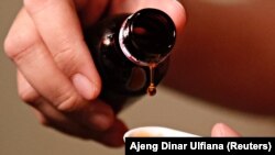 Ilustrasi - Obat batuk sirop,19 Oktober 2022. (Foto: REUTERS/Ajeng Dinar Ulfiana)