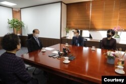 권영세(왼쪽) 한국 통일부 장관이 21일 정부서울청사에서 북한 억류자 김정욱 선교사의 형 정삼 씨 등을 면담하고 있다. (한국 통일부 제공)