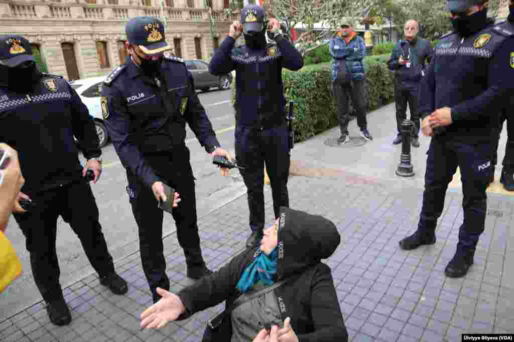 AXCP Bakı Şəhər İcra Hakimiyyətinin qarşısında etiraz aksiyası keçirib, 24 oktyabr, 2022-ci il. Foto: Ülviyyə Əliyeva