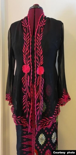 Kebaya dengan kain tenun dam sulaman Bali, hasil karya Nuri Auger