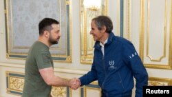 볼로디미르 젤렌스키(왼쪽) 우크라이나 대통령과 라파엘 그로시 국제원자력기구(IAEA) 사무총장이 6일 크이우(러시아명 키예프)에서 회동하고 있다. 
