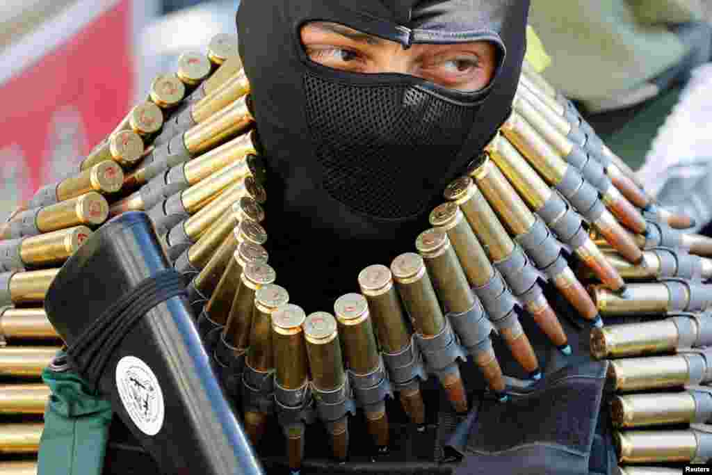 បុរស​ប្រដាប់​អាវុធ​ម្នាក់​ចូលរួម​ពិធី​បុណ្យ​សព​លោក Abdul Rahman Khazem ​ខ្មាន់​កាំភ្លើង​ជនជាតិ​ប៉ាឡេស្ទីន និង​បុរស​ម្នាក់​ទៀត​ឈ្មោះ Muhammad Abu Naasa ដែល​ត្រូវ​បាន​​កងកម្លាំង​អ៊ីស្រាអែល​​សម្លាប់​ក្នុង​ការ​ចុះ​បង្ក្រាប​មួយ។ ពិធី​បុណ្យ​សព​នេះ​ត្រូវ​បាន​ធ្វើ​ឡើង​នៅ​ក្រុង Jenin ​ផ្នែក​តំបន់​ West Bank ​គ្រប់គ្រង​ដោយ​អ៊ីស្រាអែល។