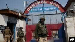 ILUSTRASI - Polisi berjaga di luar penjara di Srinagar, daerah Kashmir yang dikontrol India, 5 April 2019. (AP/ Dar Yasin)