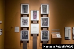 Les photographies des objets retirés dans le musée d'art africain, lors d'un entretien avec la directrice, au musée d'art africain, le 6 avril 2022. (VOA/Nastasia Peteuil)