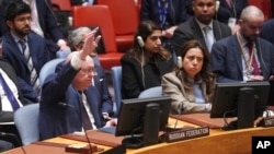 지난달 30일 유엔 본부에서 열린 우크라이나 사태 관련 안보리 회의 표결에서 바실리 네벤쟈 유엔 주재 러시아 대사가 손을 들어 거부 의사를 밝히고 있다.