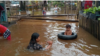 Anak-anak bermain di tengah banjir hingga 100 sentimeter di Kecamatan Kapuas Kabupaten Sanggau, Provinsi Kalimantan Barat, Jumat (7/10). (Foto: BPBD Kabupaten Sanggau)