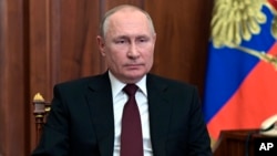 Presiden Rusia Vladimir Putin menyampaikan pidatio kenegaraan di Kremlin, Moskow, Rusia, pada 21 Februari 2022. (Foto: Kremlin Pool Photo via AP/Alexei Nikolsky, Sputnik)