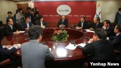 지난달 16일 황우여 한국 새누리당 대표가 당사에서 개성공단 정상화 촉구 비상대책위원회 한재권 공동위원장을 비롯한 비대위원들을 만나 개성공단 외국기업 투자설명회 연기를 비롯한 현안에 대해 이야기를 나누고 있다. (자료사진)