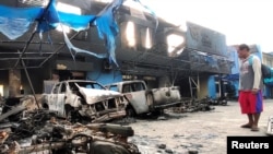 Kendaraan yang hancur pasca kerusuhan di depan kantor Bea dan Cukai di Jayapura, Papua, 30 Agustus 2019. (Foto: Antara / Indrayadi TH via REUTERS)