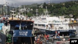 Une vue générale du port de Mutsamudu, la capitale de l'Union des Comores d'Anjouan, montre un pêcheur en attente de bateaux arrivant le 21 mars 2018.
