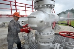 Seorang pekerja Indonesia dari PT Pertamina Geothermal Energy memeriksa salah satu sumur produksinya di Kamojang pada 22 April 2010. (Foto: AFP/Adek Berry)