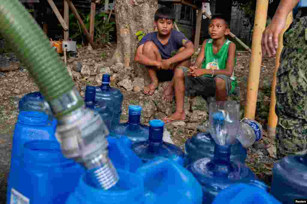 ძლიერი მიწისძვრის დროს წყლის გაყვანილობა დაზიანდა, რის გამოც მოსახლეობა წყალს იმარაგებს.&nbsp;&nbsp;&nbsp;