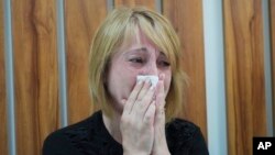 Ana, tetka četvorogodišnje devojčice Lize koja je ubijena u ruskom granatiranju, plače čekajući vesti o svojoj ranjenoj sestri na jedinici intenzivne nege u bolnici u Vinici, 15. jula 2022. 