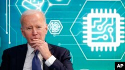 美国总统拜登在白宫出席一个推动“芯片法”的活动。（资料照片，2022年3月9日）