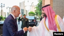 Putra Mahkota Saudi Mohammed bin Salman melakukan salam "kepalan tangan" saat menyambut kedatangan Presiden AS Joe Biden di Istana Al Salman, di Jeddah, Arab Saudi, hari Jumat 15 Juli 2022.
