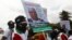 Des partisans de l'ancien vice-président Atiku Abubakar font campagne lors de la convention nationale spéciale du People's Democratic Party à Abuja, au Nigeria, le 28 mai 2022. 