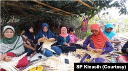 Aktivitas menganyam besek adalah penghidupan sekaligus ruang politik bagi perempuan Wadas yang terancam tambang. (Foto: Courtesy/SP Kinasih)