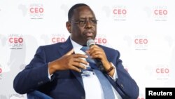 Le président sénégalais Macky Sall s'exprime lors d'un panel présidentiel avec le président nigérien Mohamed Bazoum et le vice-président ivoirien Tiemoko Meyliet Kone lors de l'Africa CEO Forum à Abidjan, Côte d'Ivoire, le 14 juin 2022.