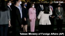 Pelosi sa delegacijom po slijetanju u Taipei