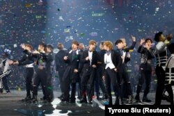 Boyband Hong Kong "Mirror" tampil dalam konser di Hong Kong, China, 25 Juli 2022. (Foto: REUTERS/Tyrone Siu)