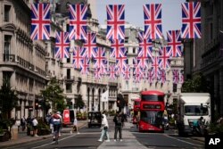 FILE - Distrik perbelanjaan Regent Street berhias bendera Inggris di London, Rabu, 18 Mei 2022. (AP/Matt Dunham, File)