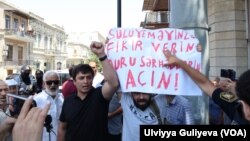 Əmrah Təhməzov quru sərhədlərin açılması tələbi ilə keçirilən aksiya zamanı.