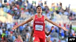 Le Marocain Soufiane El Bakkali célèbre sa victoire lors de la finale du 3000 m steeple aux Championnats du monde d'athlétisme à Eugene, Oregon, le 18 juillet 2022.