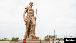 베냉 정부가 지난달 30일 최대 도시 코토누에서 30m 동상 제막식을 진행하고 있다. (베냉 대통령실 트위터)