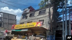 Sebuah bangunan terlihat miring setelah gempa kuat mengguncang Bangued, provinsi Abra, Filipina utara, Rabu 27 Juli 2022. (AP)