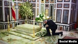 شاهزاده رضا پهلوی در آرامگاه پدر خود، محمدرضا شاه پهلوی، در قاهره، مصر - مرداد ۱۴۰۱