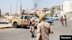 La Brigade libyenne 444, qui soutient le gouvernement d'unité nationale, installe un poste de contrôle dans le quartier d'Ain Zara à Tripoli, en Libye, le 22 juillet 2022. 